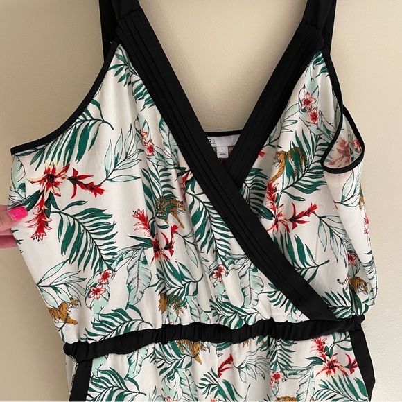 TIGER Print Jumpsuit In A Light And Breezy
Fabric, Elastic Waist, Pockets Size L - Picture 8 of 15